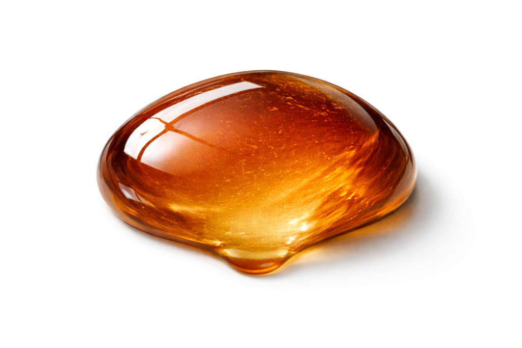 Goutte d'acide fulvique sur fond blanc